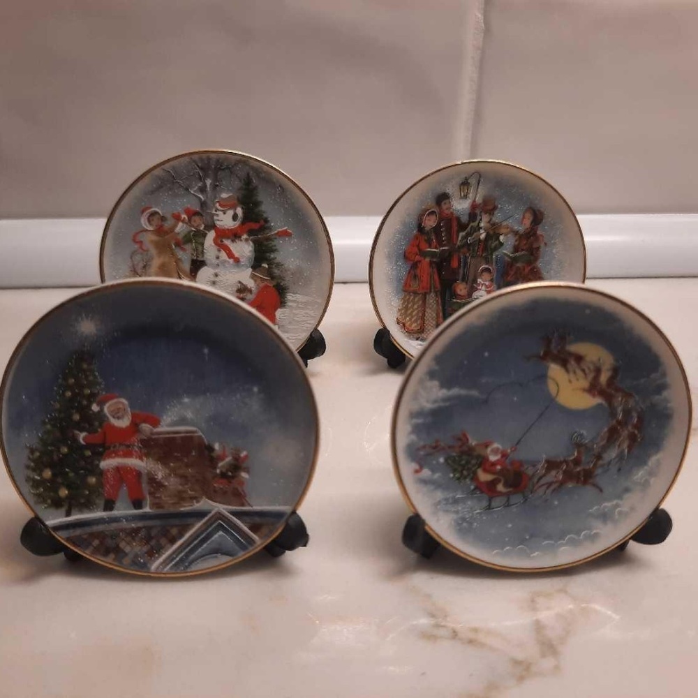 VINTAGE CHRISTMAS DOLLHOUSE PLATES WITH STANDS MADE IN JAPAN